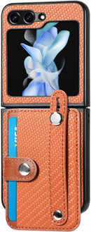 Encuentra la mejor funda billetera para tu Galaxy Z Flip 5 en Guatemala con ranura para tarjetas y correa para muñeca en color café.